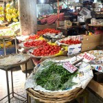 Le marché , bazar de Port-Louis, légumes, fruits et vêtements