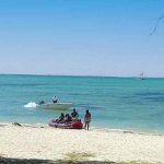 Activités nautiques sur l'ile aux cerfs : au loin le parachute ascencionnel Activités nautiques sur l'ile aux cerfs : au loin le parachute ascencionnel