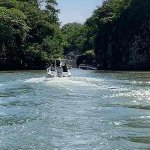 Les bateaux en route vers la cascade de l'ile aux cerfs Les bateaux en route vers la cascade de l'ile aux cerfs